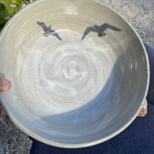 saladier en grès avec décor mouettes bleues