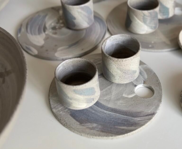tasses à café en céramique artisanale sur plateau rond décor bleu