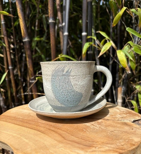 Mug et sa coupelle, en céramique. décor bleu