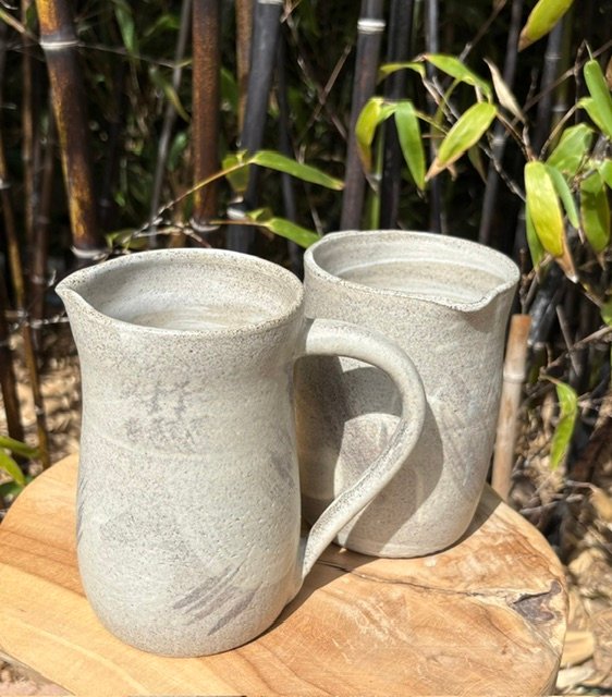 pichets en grès céramique artisanale - couleur gris clair