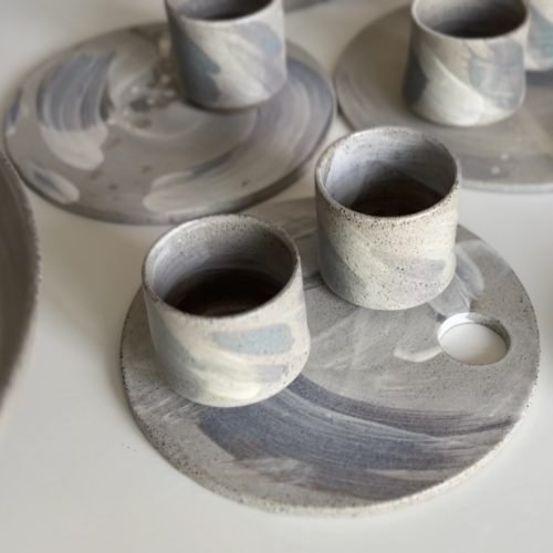 tasses à café en céramique artisanale sur plateau rond décor bleu