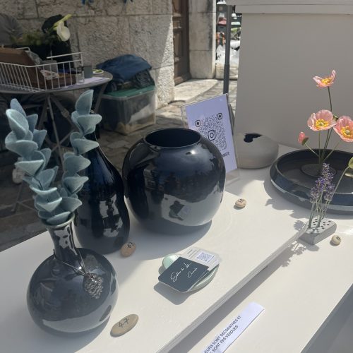 présentation de vases noirs céramique brillants