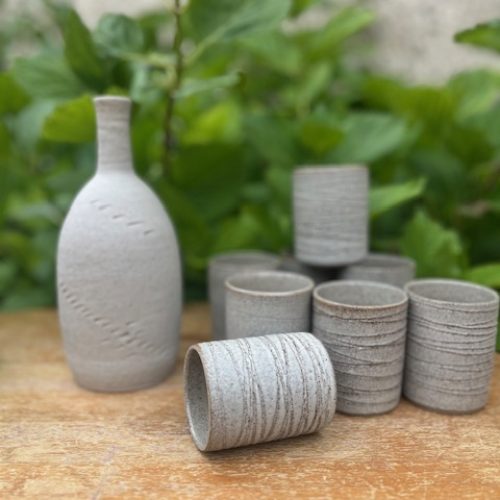 céramiques artisanales : tasses à café grises et bouteille
